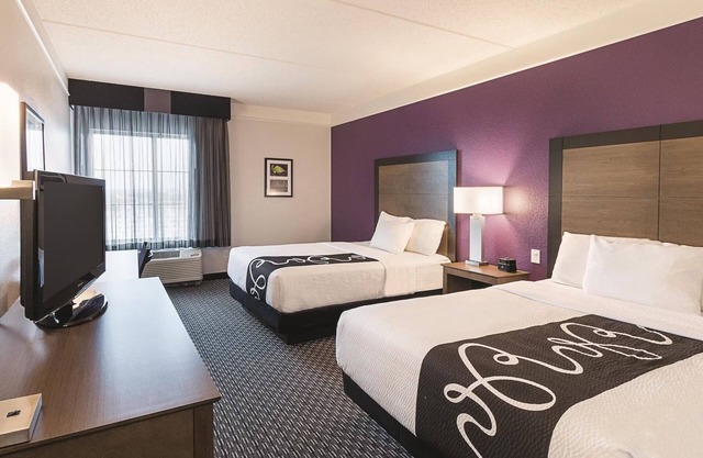 2 Double Beds, La Quinta Inn, Free Breakfast & Pool Relaxation Near Six Flags