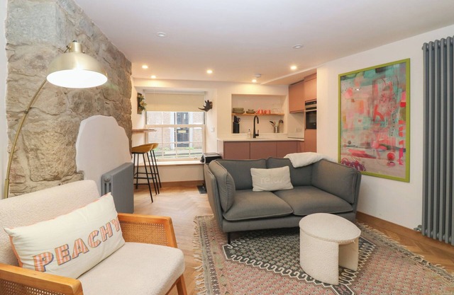 2 EAST PORT, pet friendly, with a garden in Melrose