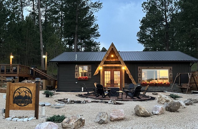 2 King beds, huge deck at a picturesque chalet