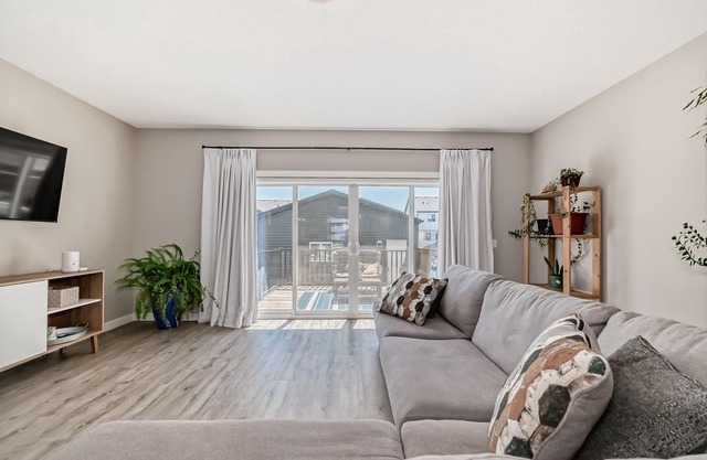 2 KING BEDS - Sleeps 10 - Pet Friendly - Fenced - Great Location SE 3 + 1 Rooms