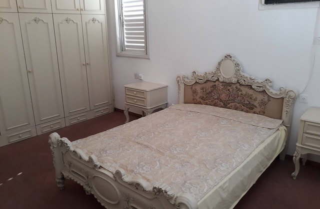 2 LARGE BEDROOMS ,5 MIN WALK FROM BEACH, PROMENADE . ACCOMMODATES UP TO 8 PEOP