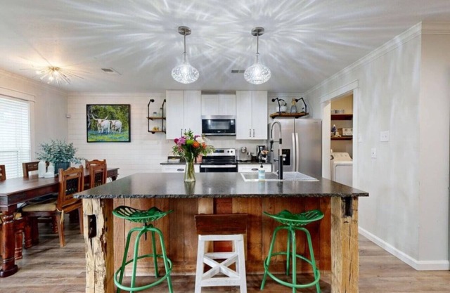 2 Living Rooms, PlayStation Game System, Multiple Sleeping Areas, Pet Friendly!