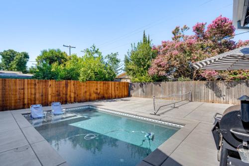 2 Mi to Dtwn Home with Private Pool in Sacramento