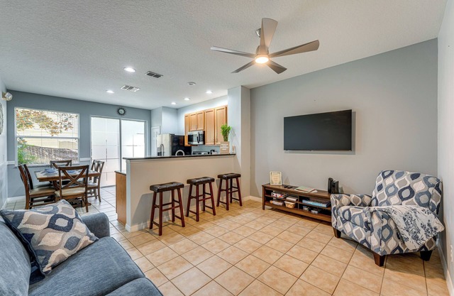 2 Mi to WDW: Townhouse w/Patio & Pool Access