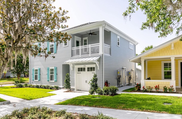 2 min walk to Downtown/KING BED/Golf Cart Rental/Pet Friendly!