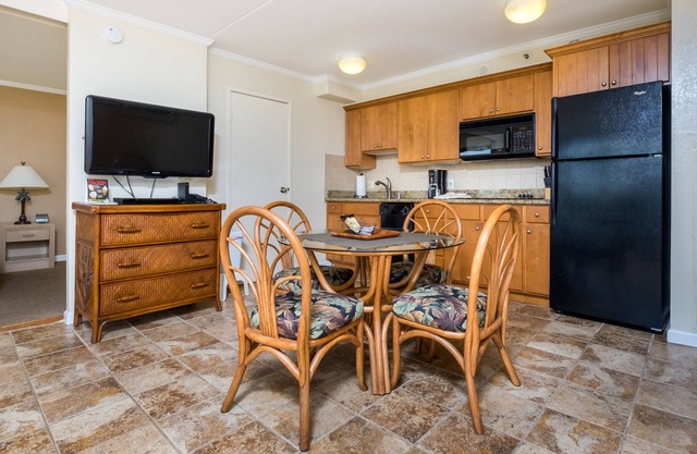 2 min walk to the beach/Parking , Kitchen , Pool