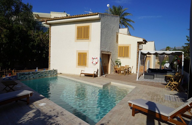 2 mins from the sea : Villa with pool, ideal for large families/groups on hols