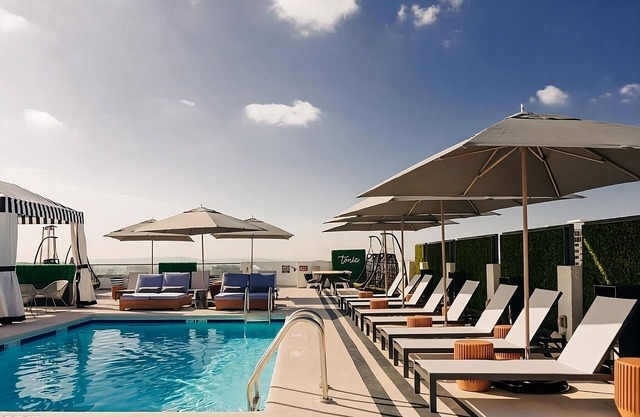 2 Modern Units! Family- Friends Reunion at the Rooftop Poolside Bar