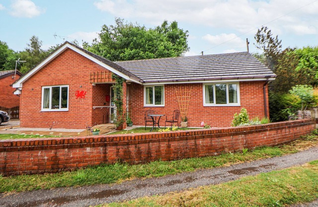 2 MOUNTAIN VIEW, pet friendly, with hot tub in Chirk