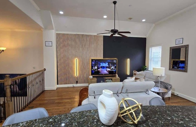 2 Prime Galleria Rentals Jacuzzi