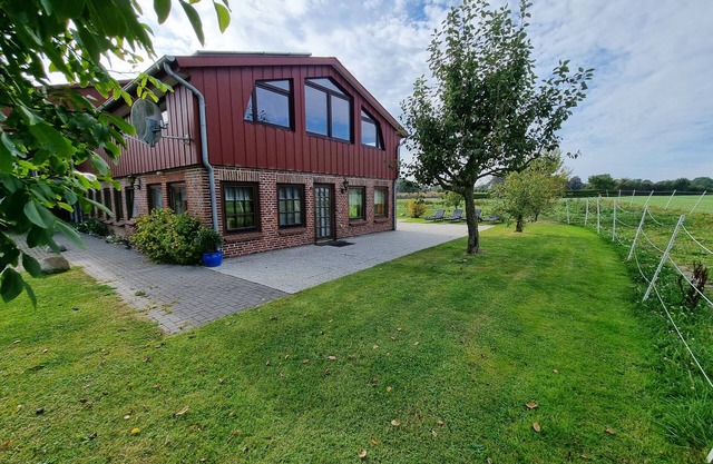 2 separate holiday apartments, one holiday home