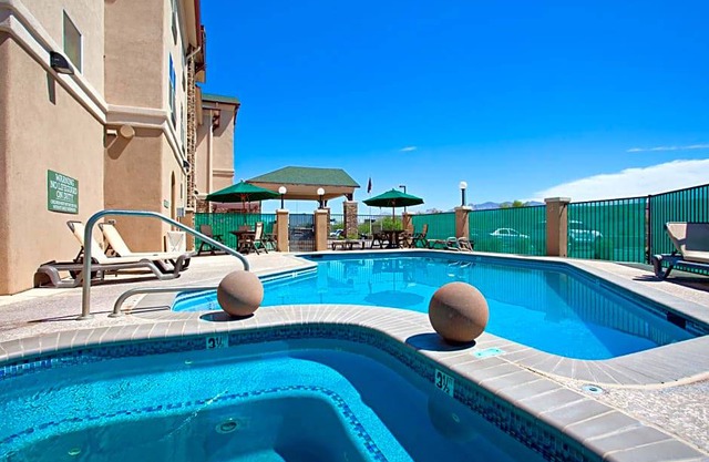 2-Star Hotel ∙ Country Inn & Suites by Radisson, Tucson City Center, AZ