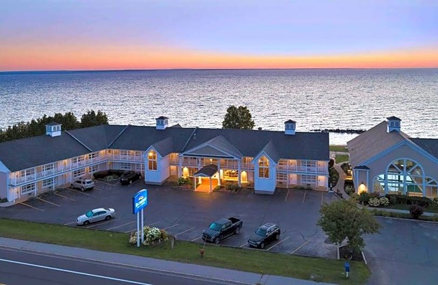 2-Star Hotel ∙ Baymont by Wyndham St. Ignace Lakefront