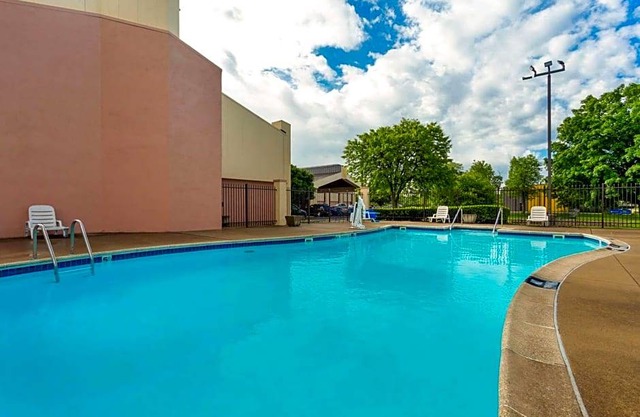 2-Star Hotel ∙ Baymont by Wyndham Elkhart