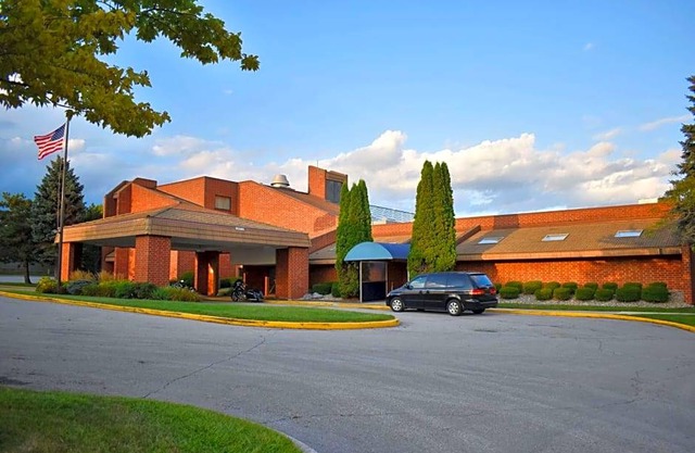 2-Star Hotel ∙ Baymont by Wyndham Manitowoc Lakefront