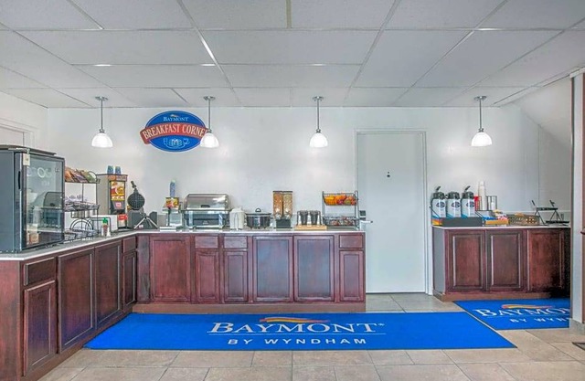 2-Star Hotel ∙ Baymont by Wyndham Roseburg