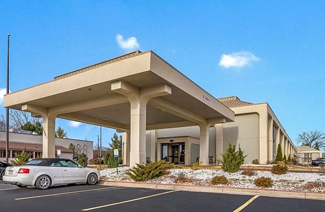 2-Star Hotel ∙ Clarion Inn and Suites Airport