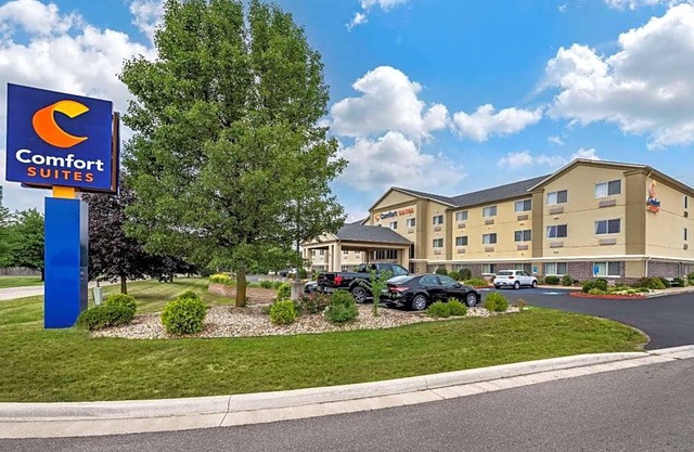 2-Star Hotel ∙ Comfort Suites North Elkhart