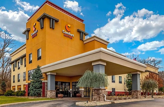 2-Star Hotel ∙ Comfort Suites South Elkhart