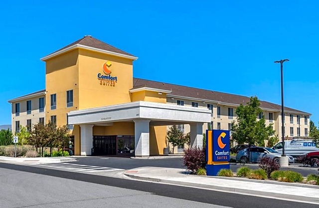 2-Star Hotel ∙ Comfort Suites Fernley