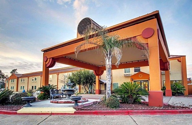 2-Star Hotel ∙ Econolodge Inn & Suites