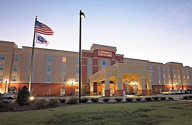 2-Star Hotel ∙ Hampton Inn & Suites Jacksonville