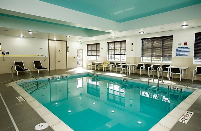 2-Star Hotel ∙ Hampton Inn & Suites by Hilton Thunder Bay