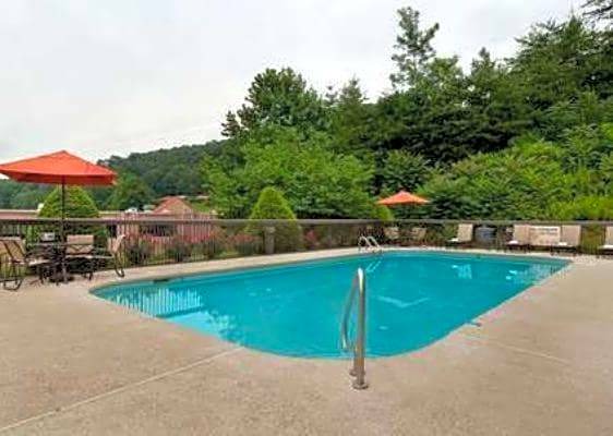 2-Star Hotel ∙ Hampton Inn By Hilton Cherokee