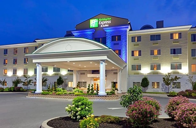 2-Star Hotel ∙ Holiday Inn Express Hotel & Suites Watertown - Thousand Islands, an IHG Hotel