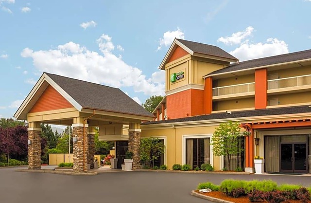 2-Star Hotel ∙ Holiday Inn Express Roseburg, an IHG Hotel