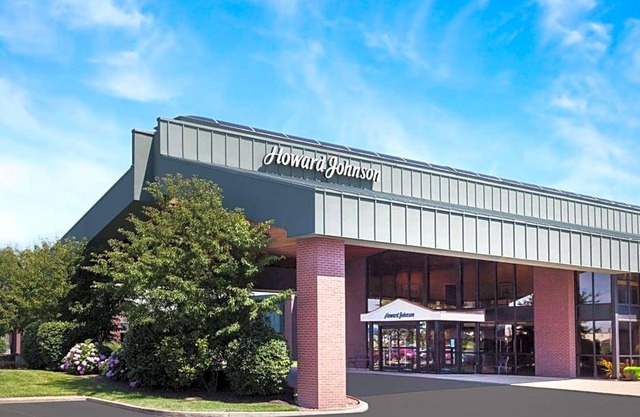 2-Star Hotel ∙ Howard Johnson by Wyndham Evansville East