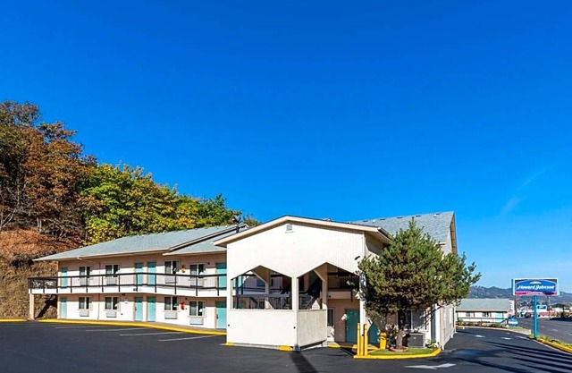 2-Star Hotel ∙ Howard Johnson by Wyndham Roseburg