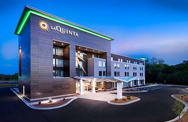 2-Star Hotel ∙ La Quinta Inn & Suites by Wyndham Wisconsin Dells