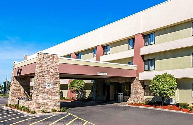 2-Star Hotel ∙ Quality Inn & Suites Warren - Detroit