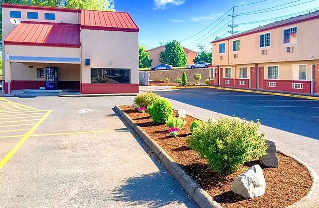2-Star Hotel ∙ Rodeway Inn Willamette River