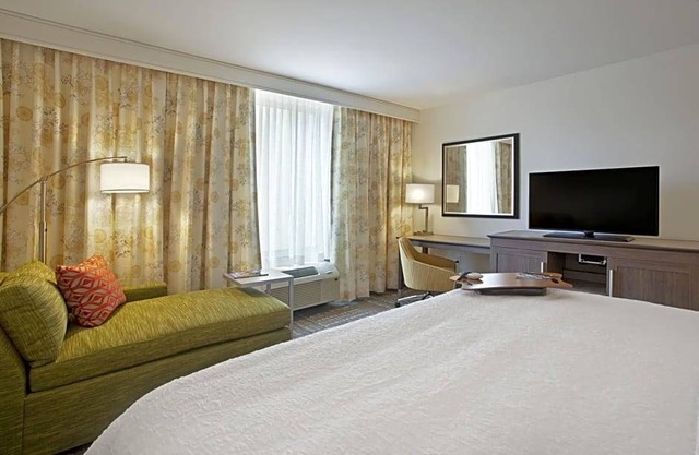 2-Star Hotel ∙ Hampton Inn & Suites - Minneapolis/Downtown