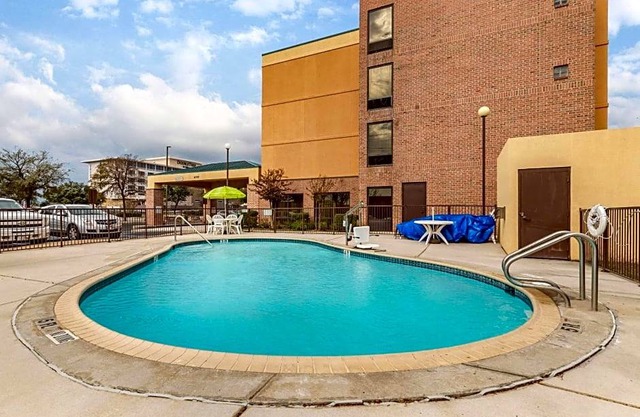 2-Star Hotel ∙ Quality Inn San Antonio Fiesta at Six Flags