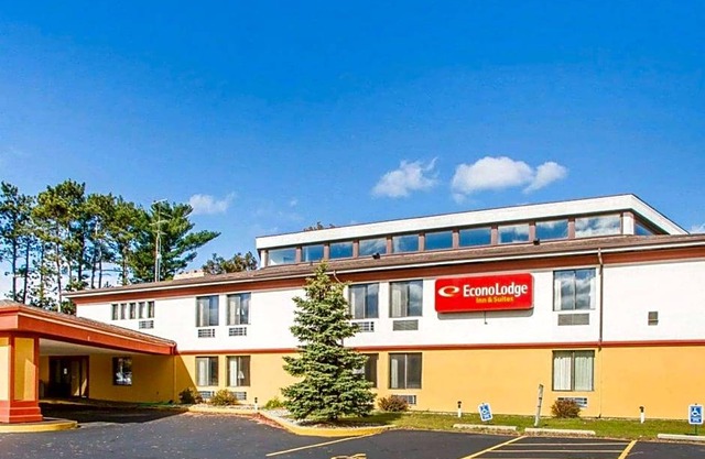 2-Star Hotel ∙ Econo Lodge Inn & Suites Stevens Point