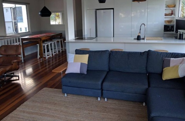 2 Story Beach House - 50m to Beach & Cafes - Pet Friendly