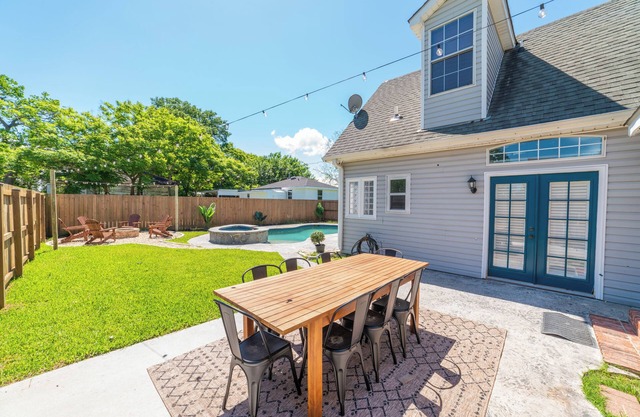 2-Story cottage w pool+bonfire