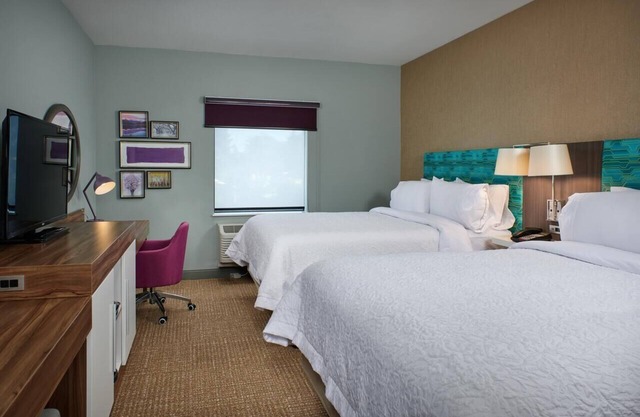 2 Stylish Rooms w/Indoor Pool, Free Breakfast & Close to Ski Lifts + Cafes