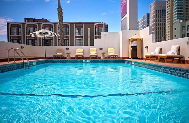 2 Stylish Units with Heated Rooftop Pools, Walk to SF Attractions