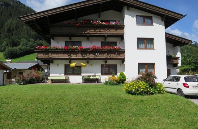 200 m² Apartment ∙ 6 bedrooms ∙ 16 guests