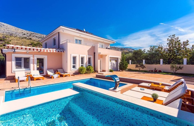 200 m² Villa ∙ 4 bedrooms ∙ 8 guests