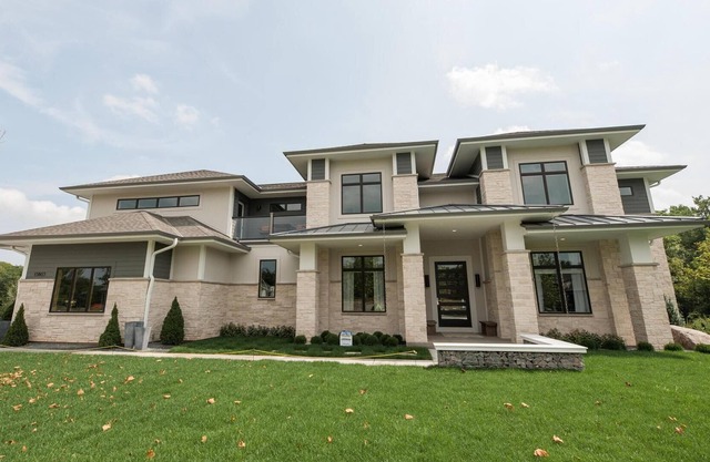 2018 BUILT LUXURY CONTEMPORARY HOME 6400 SQ FEET 20 MINS TO DOWNTOWN MKE