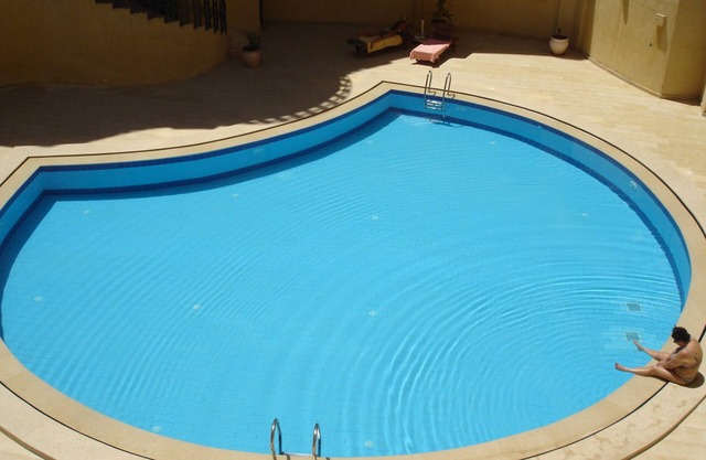 208 - Close to beaches and all amenities. Central location. 2 large pools. WiFi.