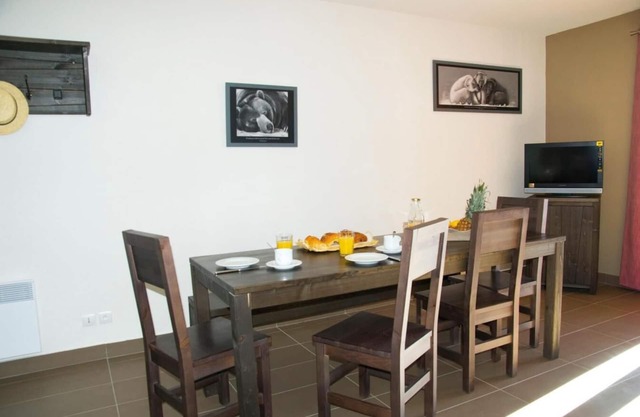 20m from ski lifts, fitness, swimming pool, sauna, hammam, terrace, balcony, tv, ski locker, 66m²