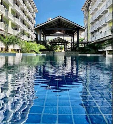 212B Amani Grand Resort Residences near Mactan Airport with pool, gym, wifi, netflix