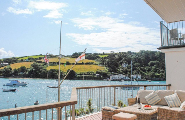22 THE SALCOMBE, family friendly, with pool in Salcombe