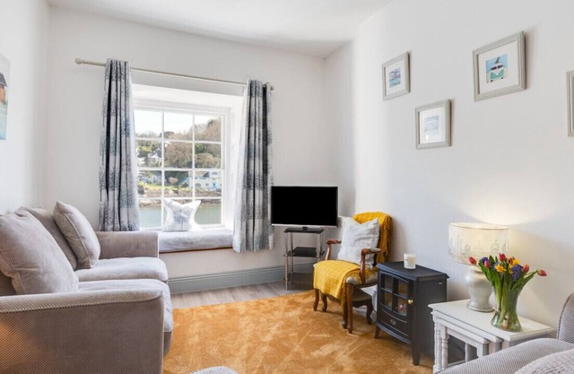 24 Passage Street - Two Bedroom House, Sleeps 4